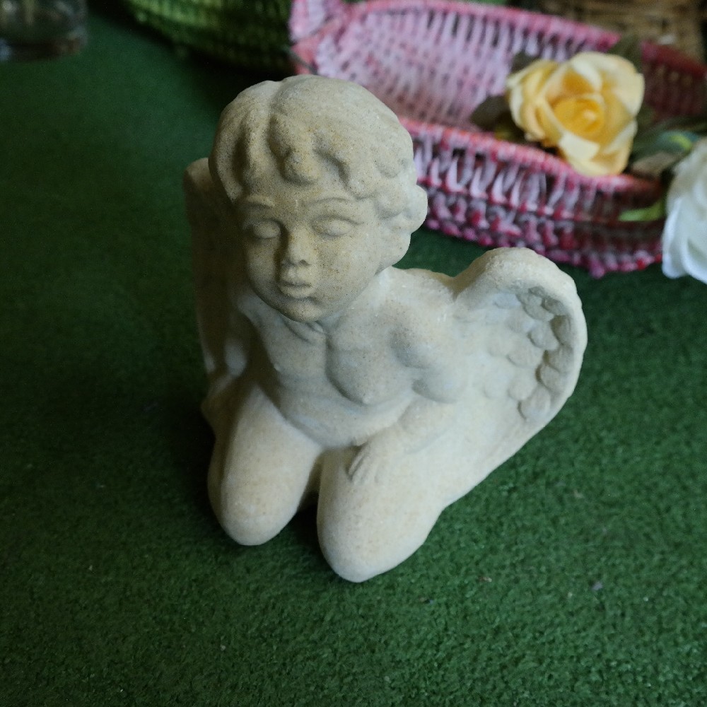 pískovec anděl sedící
