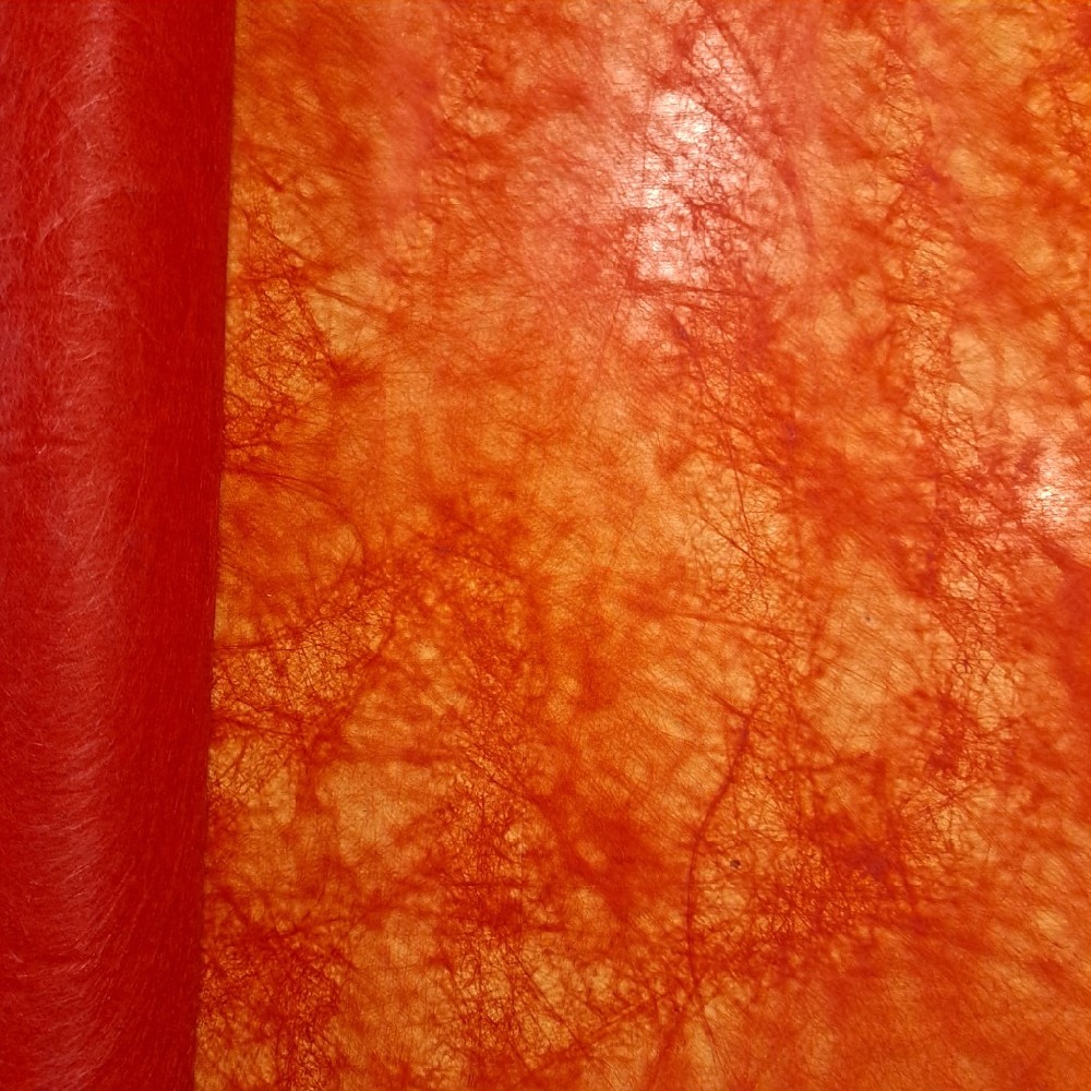 netkaná dekorační textilie červená