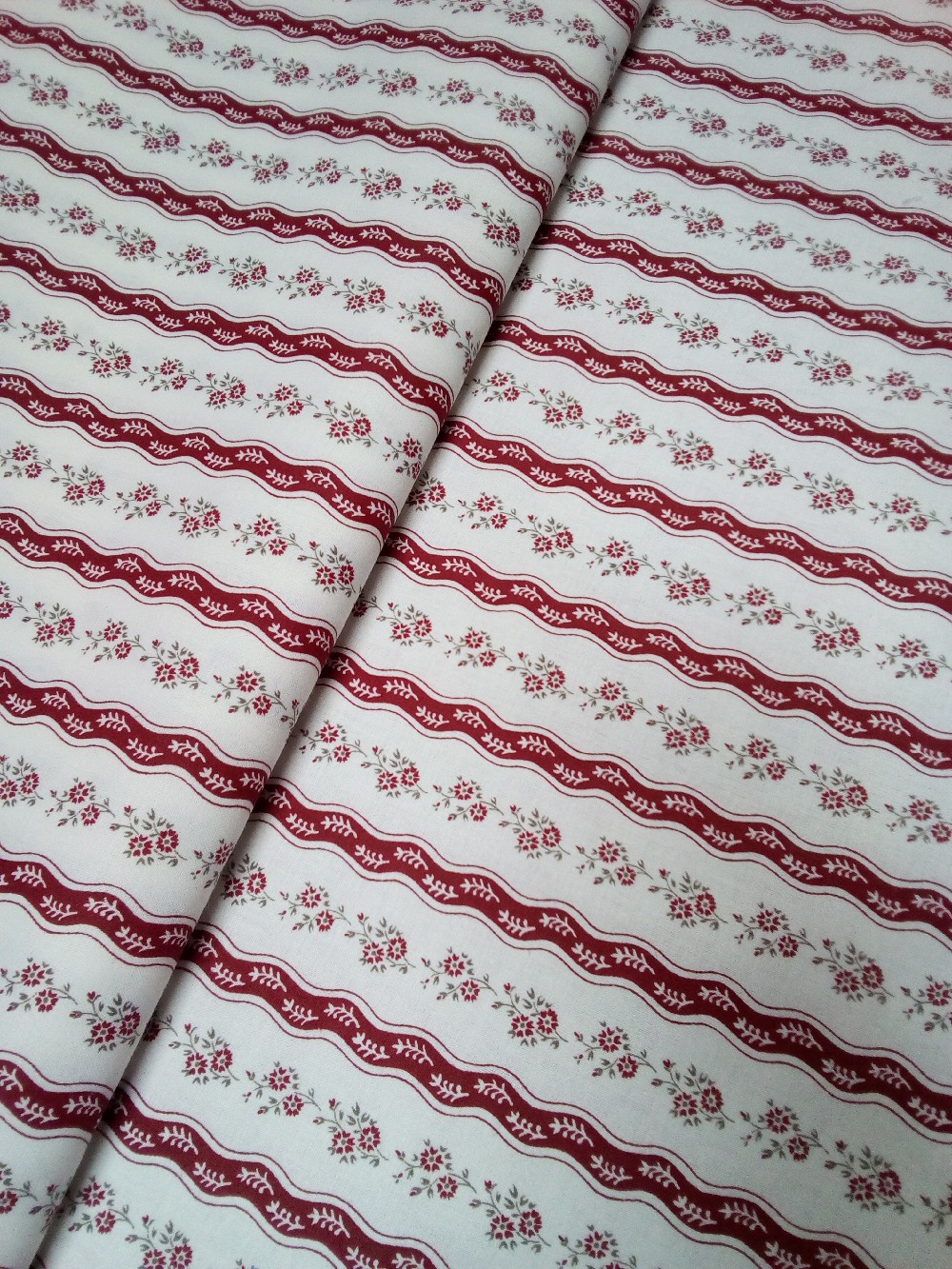 bavlna červeno bílé proužky kytičky 140 cm
