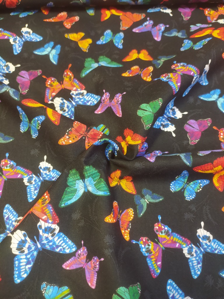 Bavlna motýli na černém podkladu š 110 cm