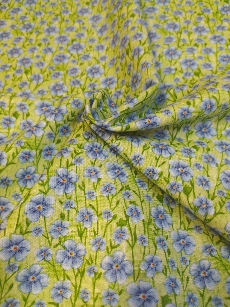 Bavlna modré kytičky na zelené š.110 cm