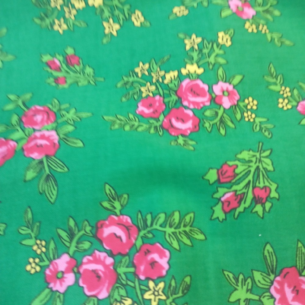 bavlna satén růžičky na zeleném podkladě  160 cm