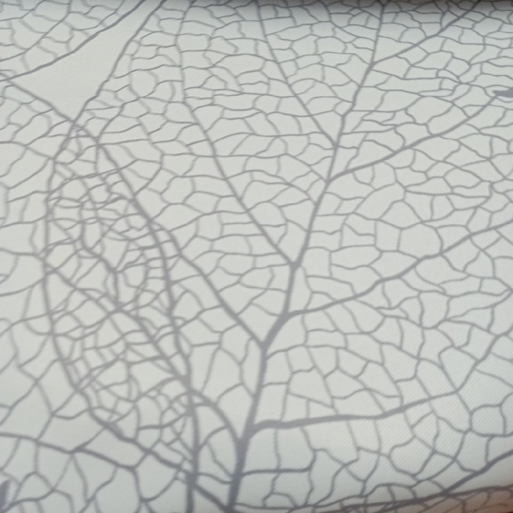 blac out šedé listy na bílém podkladě 150 cm
