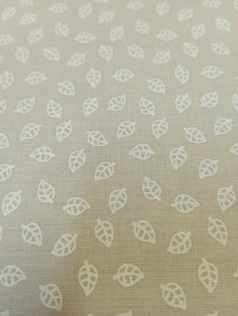 bavlna bílé lístečky na krémovém podkladě  150 cm