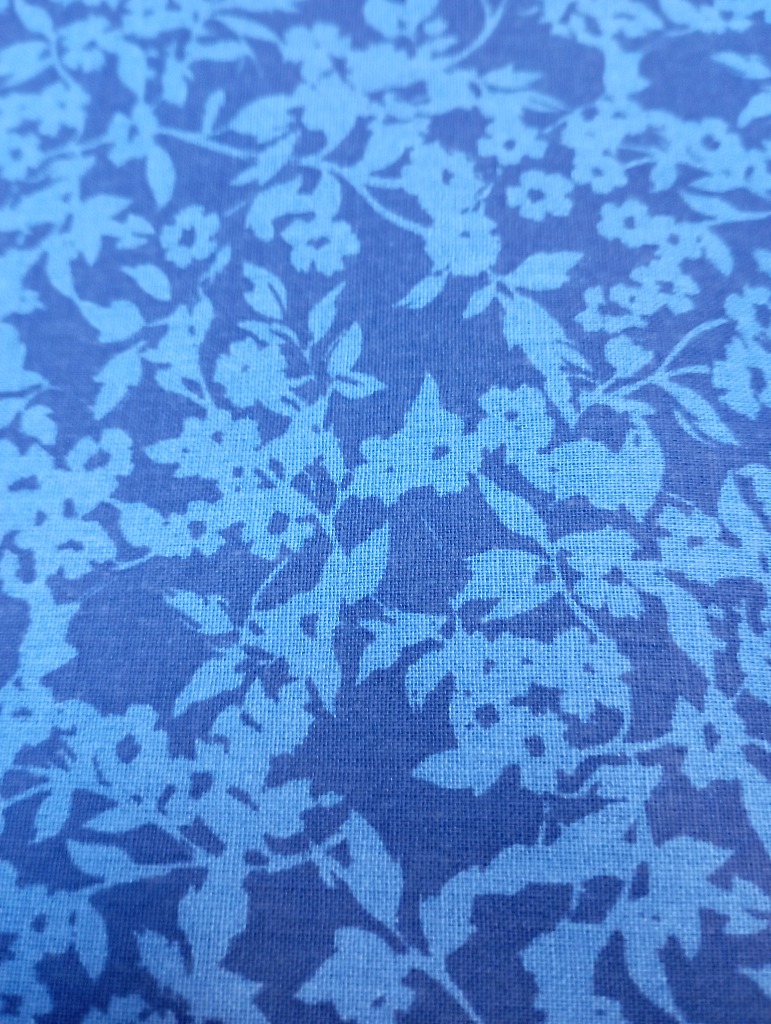 bavlna modré květy na tmavě modrém podkladě  160 cm