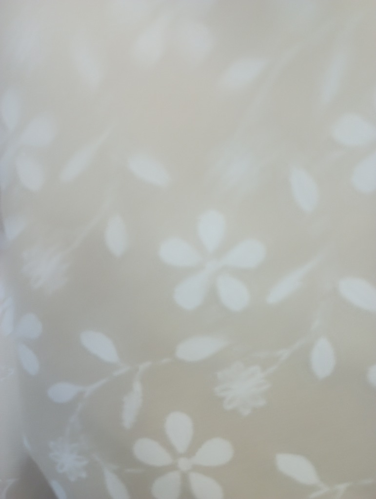bavlna bílé kytičky na krémovém podkladě  160 cm