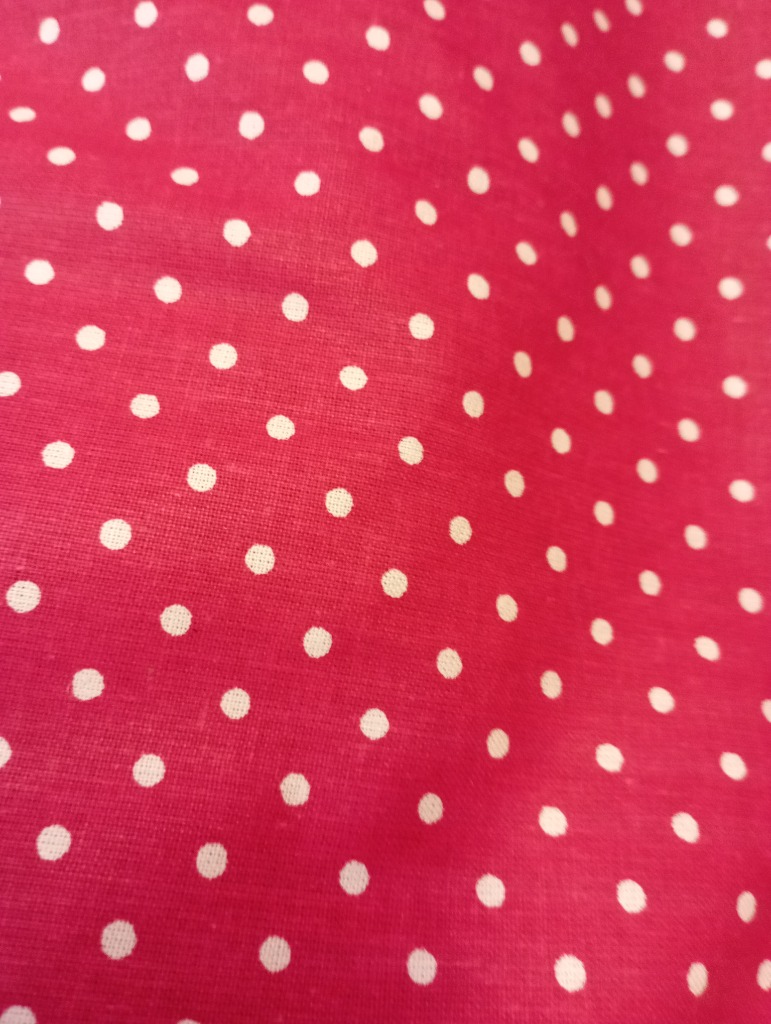 bavlna malé bílé puntíky na červeném podkladě 160 cm