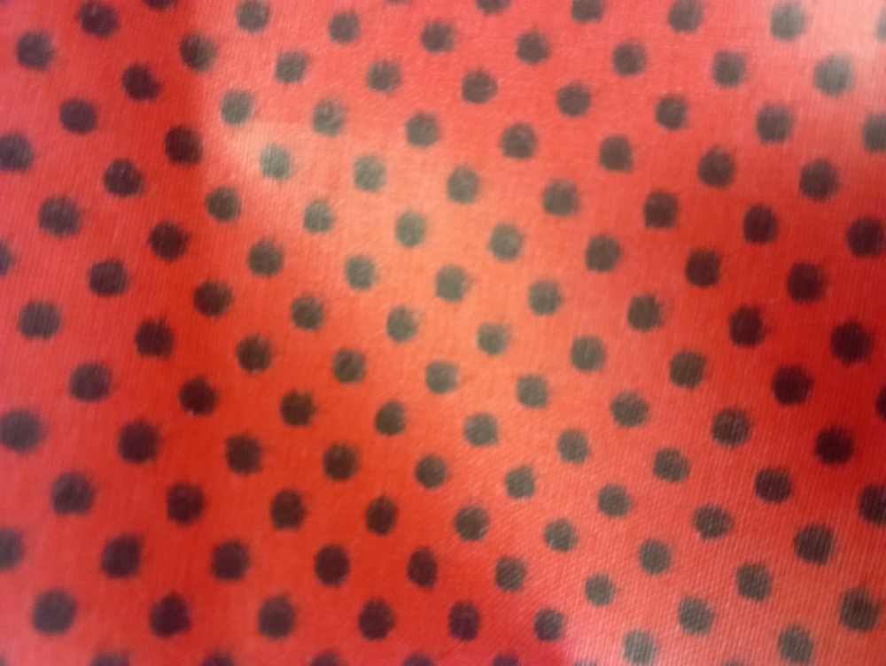 bavlna malé černé puntiíky na červeném podkladě 160 cm