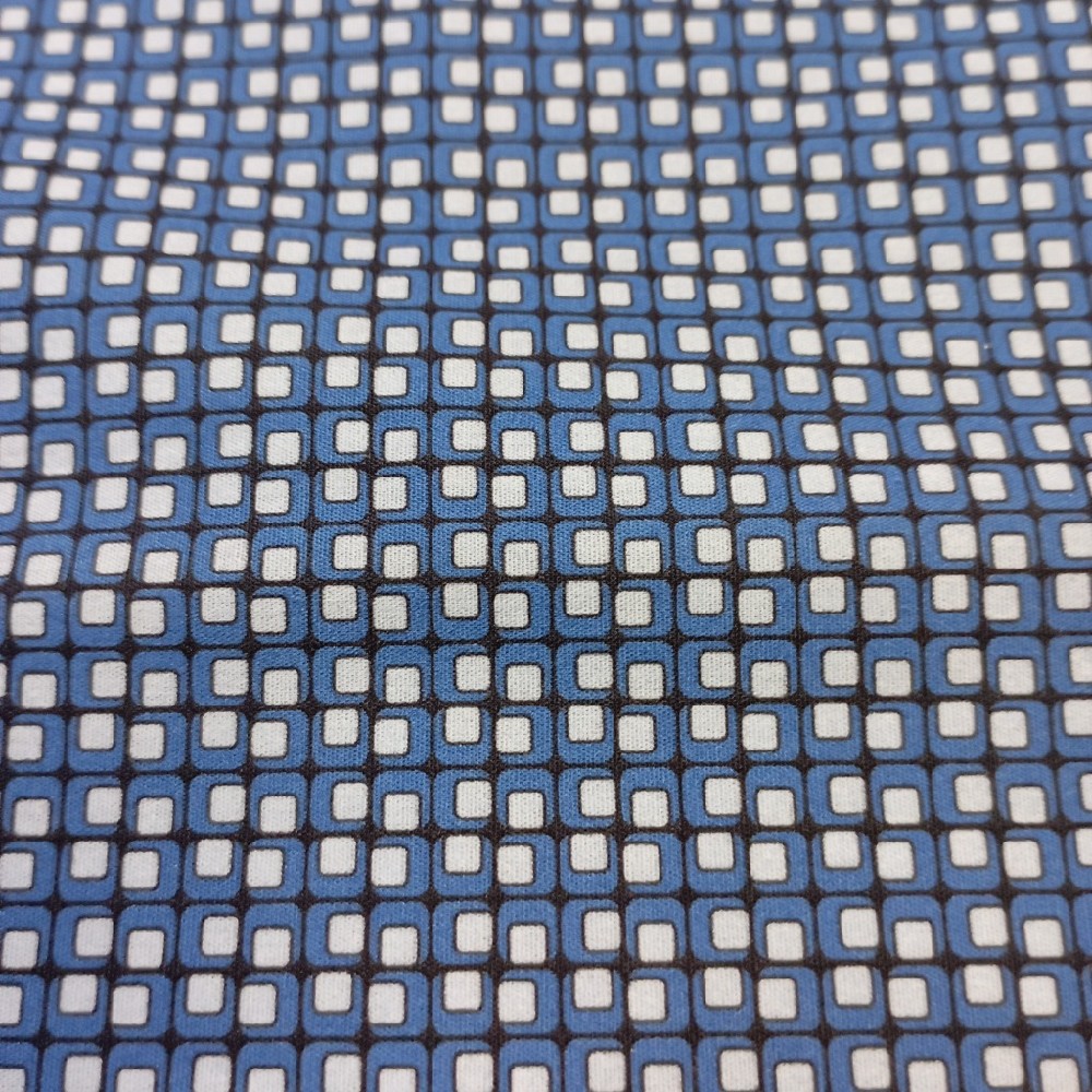 bavlna satén bílá kostičky na tmav.modr.podkladě 150 cm