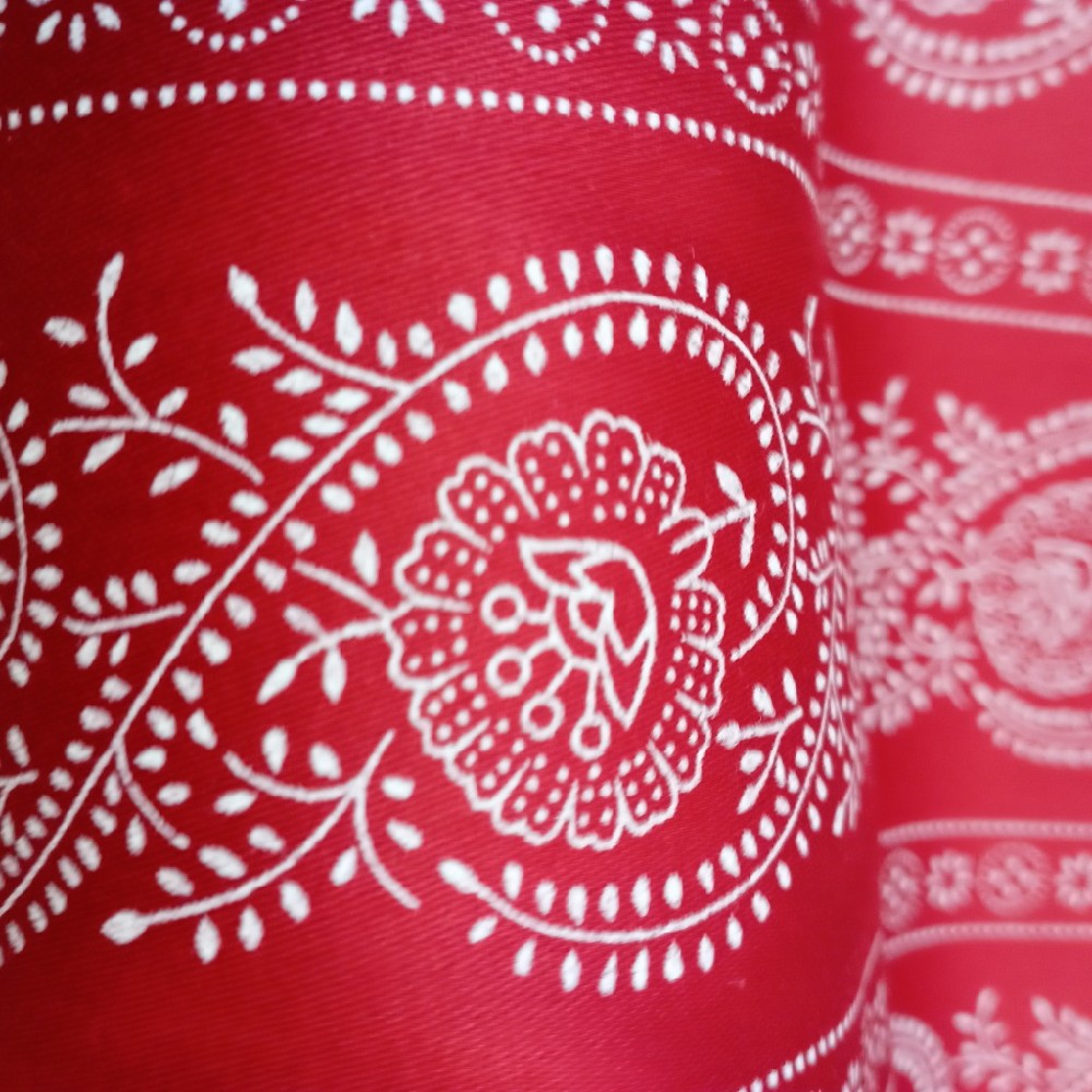 bavlna satén bílé ornamenty na červen.podkladě 150 cm