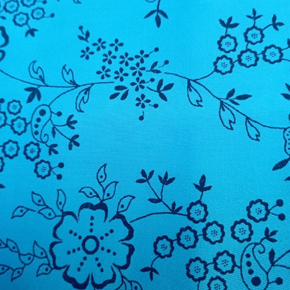bavlna satén černé květy na modrém podkladě 150 cm