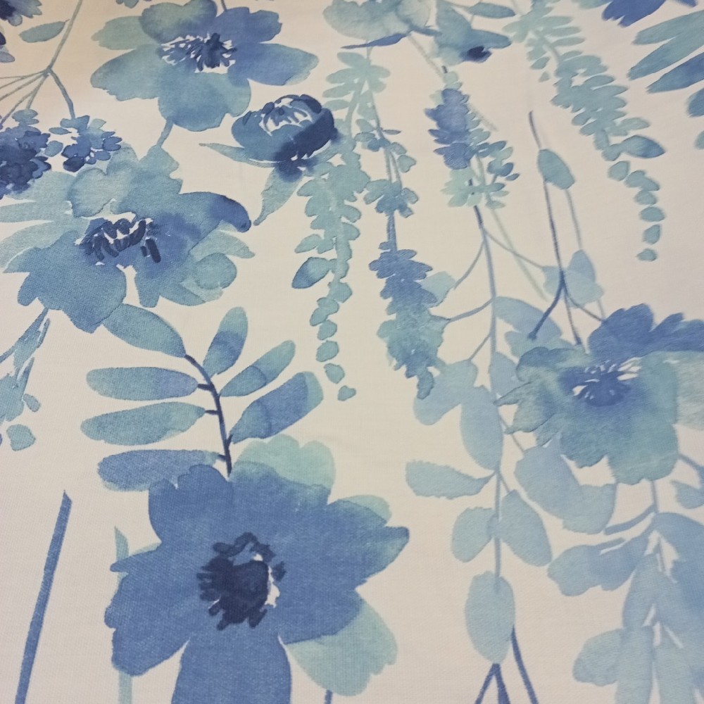 dekoračka modré květy na bílém podkladě 378621-1 140 cm