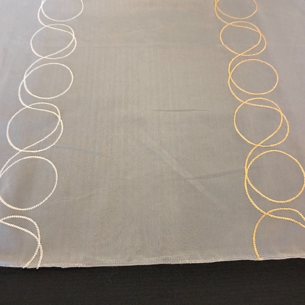 záclona Ma 540/201/100 š.100cm voál vyšívané bílé lesklé a bronzové kroužky a vlnky