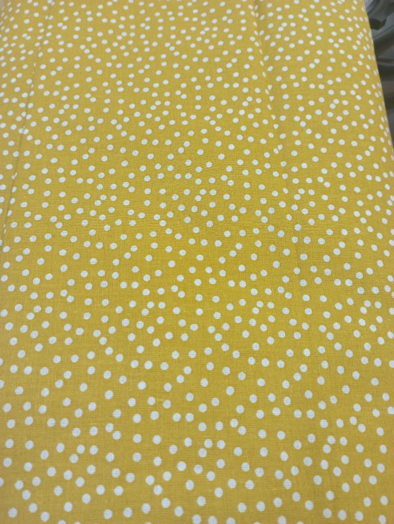 bavlna bílé puntíky na tmavě žlutém podkladě 150 cm