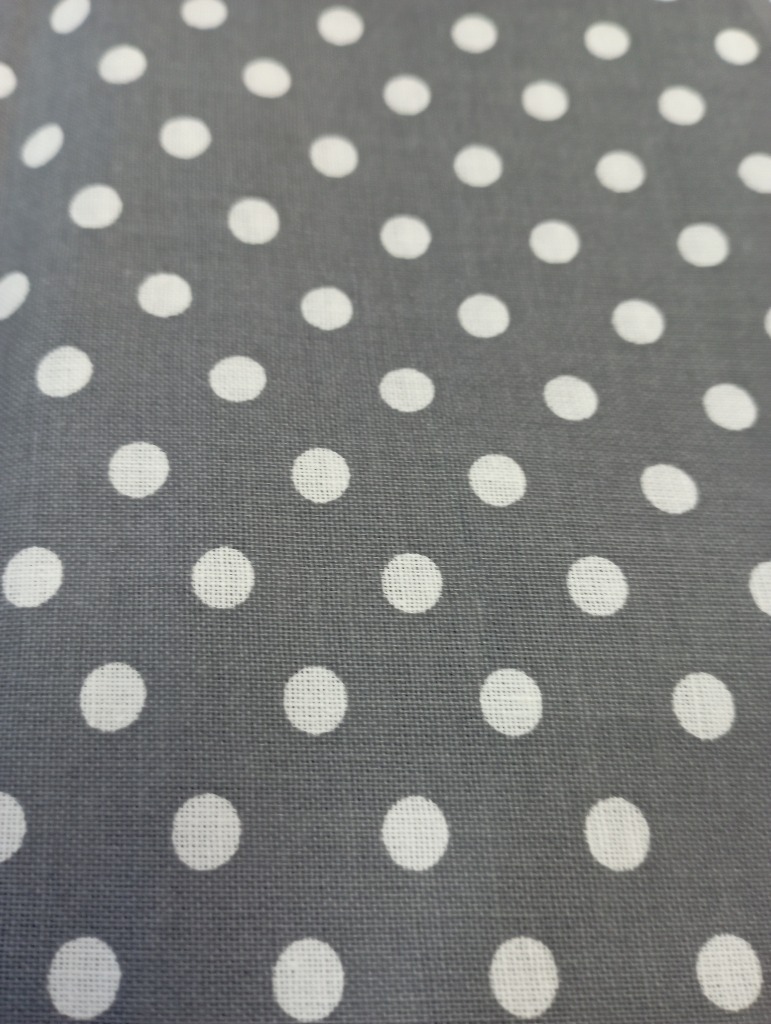 bavlna bílé puntíky na šedém podkladě 150 cm