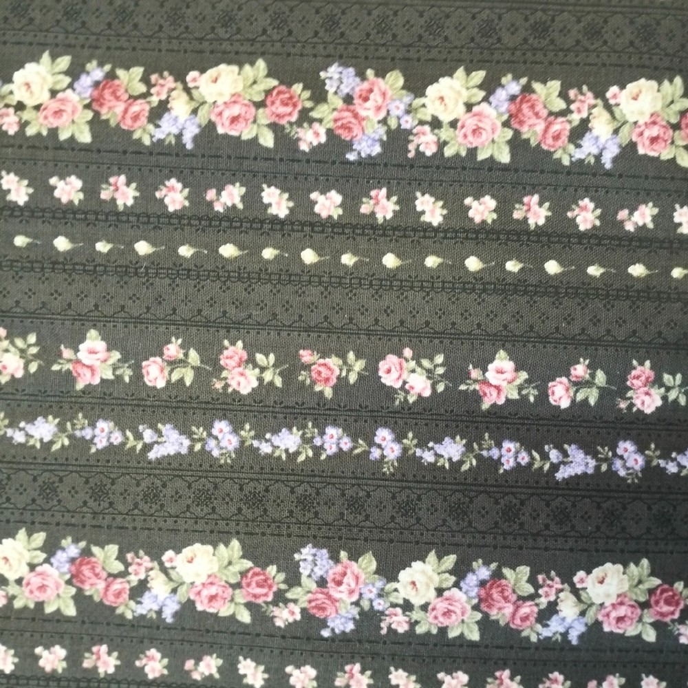 bavlna pruhy květů na černé š. 110 cm