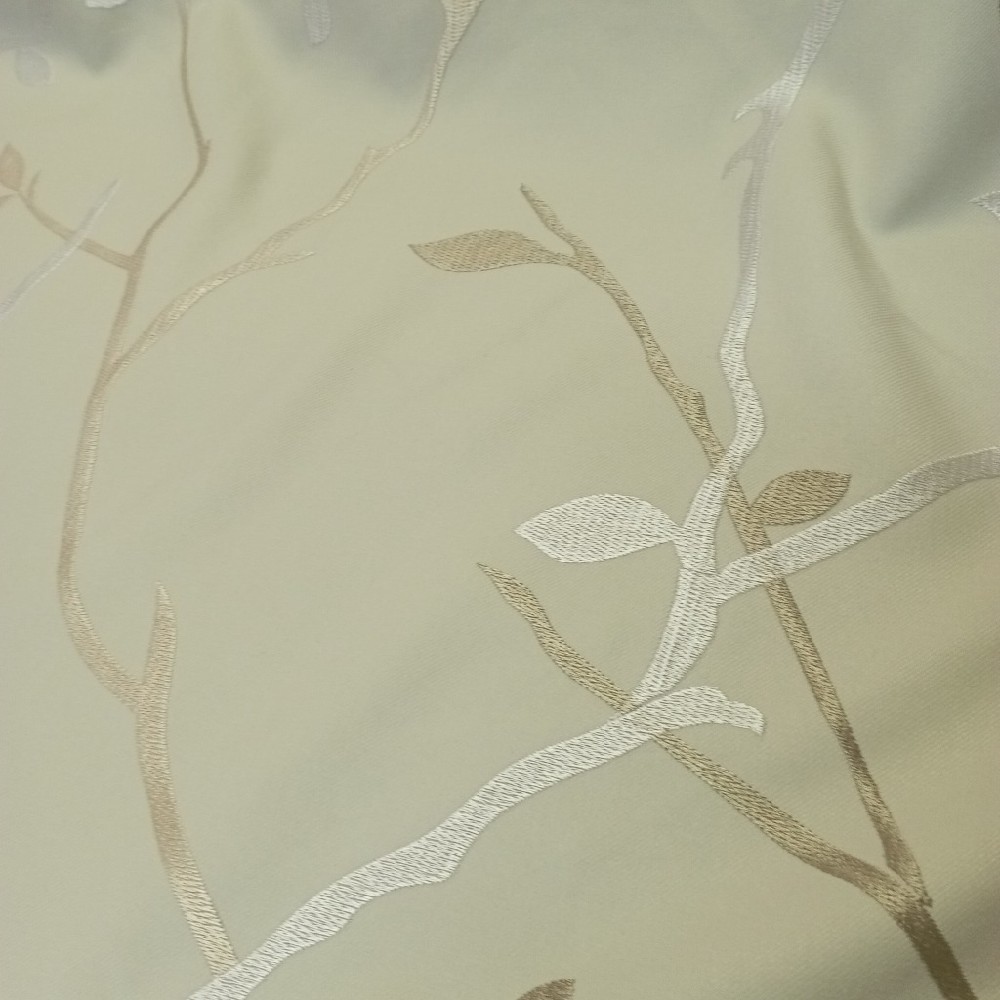 dekoračka Shinto hnědo bílé vytlačované listy 140 cm č.2880