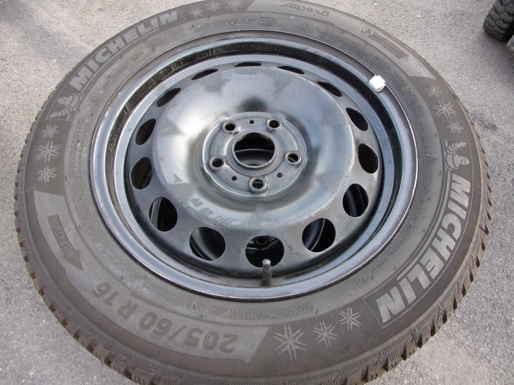 VW 6x16 ET43 5x112x57 - 205/60/16 MICHELIN Alpin 5, 5Q0601027C, zimní obutá sada